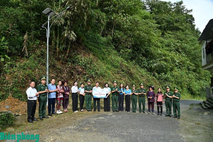 Các đơn vị tham gia chương trình đã khánh thành và bàn giao công trình “Thắp sáng vùng biên” tại bản U Ní Chải, xã Dào San. Ảnh: Đức Duẩn