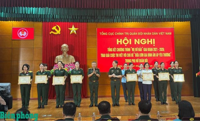 Thượng tướng Lê Quang Minh (thứ 5 từ trái sang) và Thượng tướng Phạm Trường Sơn (thứ 6 từ trái sang) trao thưởng tặng các tập thể, cá nhân có thành tích xuất sắc trong Chương trình “Mẹ đỡ đầu” giai đoạn 2021 - 2026. Ảnh: T.M