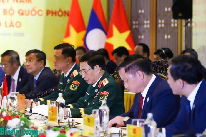 Đại tướng Phan Văn Giang và đoàn đại biểu cấp cao Bộ Quốc phòng Việt Nam tại hội đàm. Ảnh: Chiến Khu
