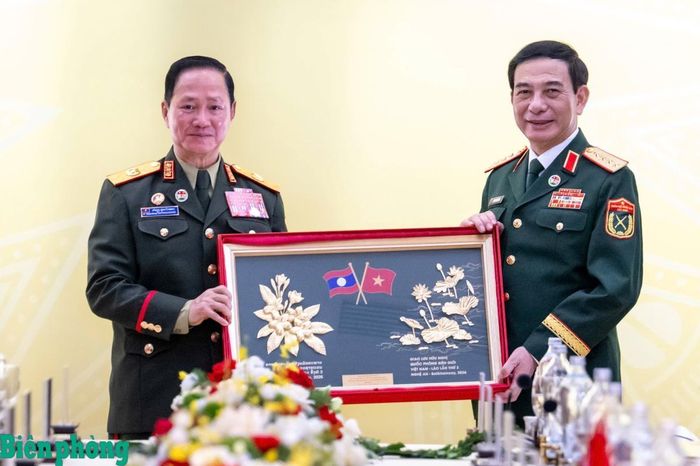 Đại tướng Phan Văn Giang tặng quà lưu niệm Đại tướng Khăm Liêng - Ụ Thạ Cay Sỏn. Ảnh: Việt Trung