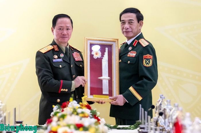 Đại tướng Khăm Liêng - Ụ Thạ Cay Sỏn tặng quà lưu niệm Đại tướng Phan Văn Giang. Ảnh: Việt Trung