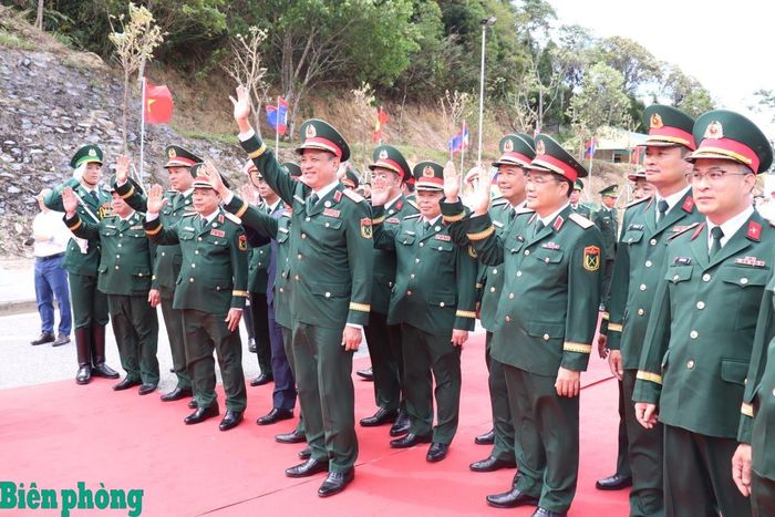 Thượng tướng Nguyễn Trường Thắng cùng thành viên Đoàn đại biểu cấp cao Bộ Quốc phòng Việt Nam tiễn Đoàn đại biểu cấp cao Bộ Quốc phòng Lào về nước. Ảnh: Viết Lam