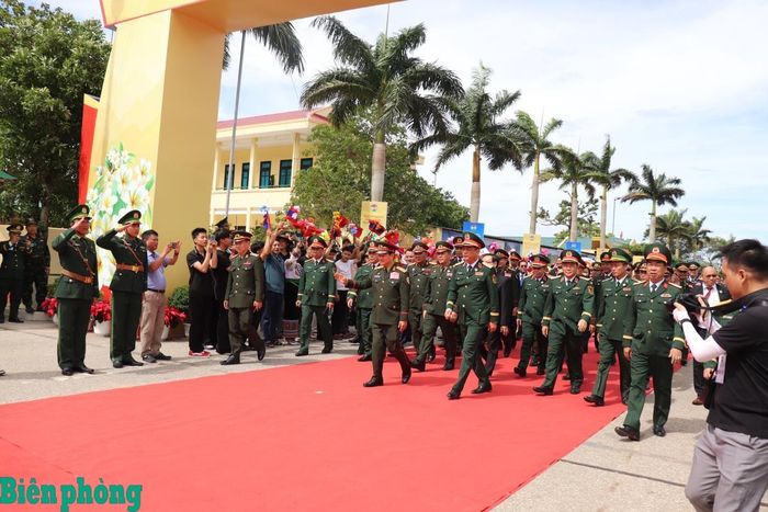 Lễ tiễn Đoàn đại biểu cấp cao Bộ Quốc phòng Lào về nước. Ảnh: Viết Lam