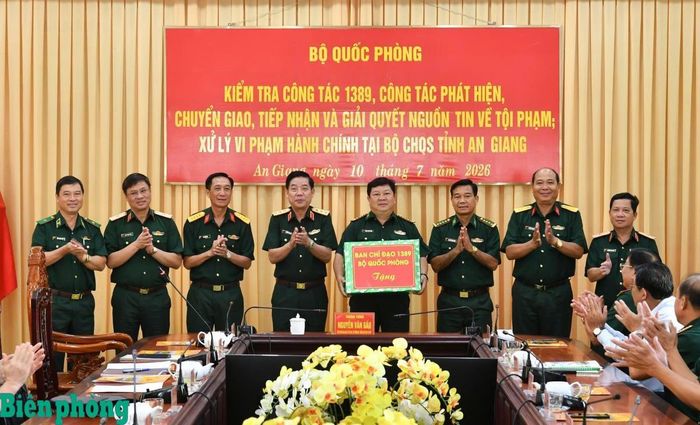 Thượng tướng Nguyễn Văn Gấu cùng các đại biểu tặng quà cán bộ, chiến sĩ Ban Chỉ huy Bộ đội Biên phòng tỉnh An Giang. Ảnh: Nguyễn Khoa
