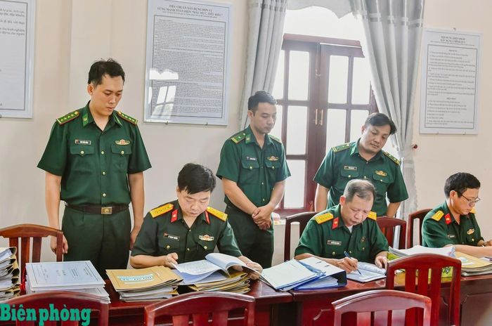 Đoàn công tác kiểm tra hệ thống sổ sách tại Ban Chỉ huy Bộ đội Biên phòng tỉnh An Giang. Ảnh: Tuấn Kiệt