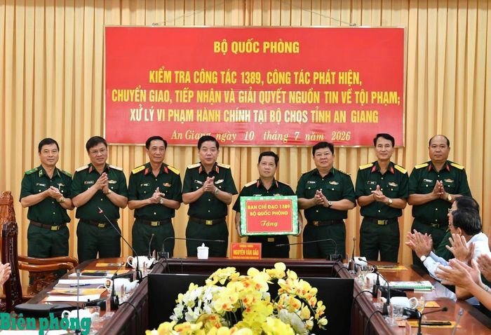 Thượng tướng Nguyễn Văn Gấu cùng các đại biểu tặng quà cán bộ, chiến sĩ Bộ Chỉ huy Quân sự tỉnh An Giang. Ảnh: Nguyễn Khoa