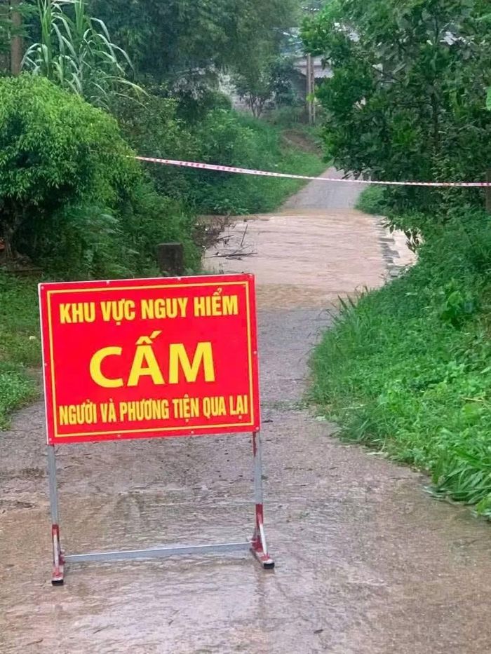 Lực lượng chức năng cắm biển cảnh báo