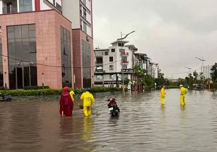 Công nhân thoát nước Hà Nội ứng trực, vớt rác khơi thông dòng chảy tại các ga thu nước để hạ thấp mực nước ngay trong cao điểm mưa dông.