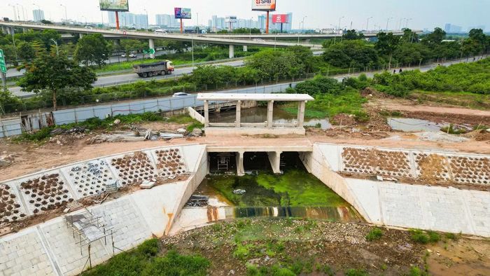 Các hạng mục gồm kè hồ, cống hộp, van điều tiết và hệ thống thoát nước đang được triển khai đồng loạt nhằm bảo đảm tiến độ thi công.
