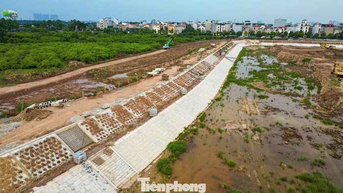 Các tuyến kè bê tông bao quanh hồ từng bước hoàn thiện, tạo nền tảng cho việc tích nước và chỉnh trang cảnh quan sau khi dự án kết thúc.