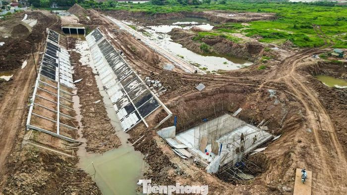 Hệ thống mương Việt Hưng - Cầu Bây cùng tuyến mương bao quanh hồ đang dần hoàn thiện, giữ vai trò thu gom, dẫn và điều tiết dòng chảy cho toàn bộ dự án.