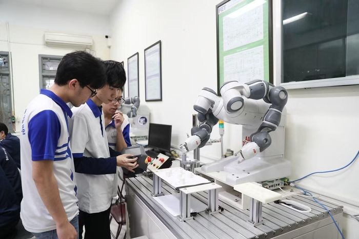 Sinh viên nhóm ngành vi mạch bán dẫn của Trường ĐH Công nghệ (ĐH Quốc gia Hà Nội). Ảnh: NTCC