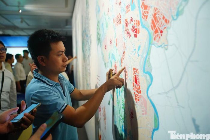 Triển lãm Quy hoạch Thủ đô tầm nhìn 100 năm thu hút đông đảo người dân. Ảnh: Duy Phạm.