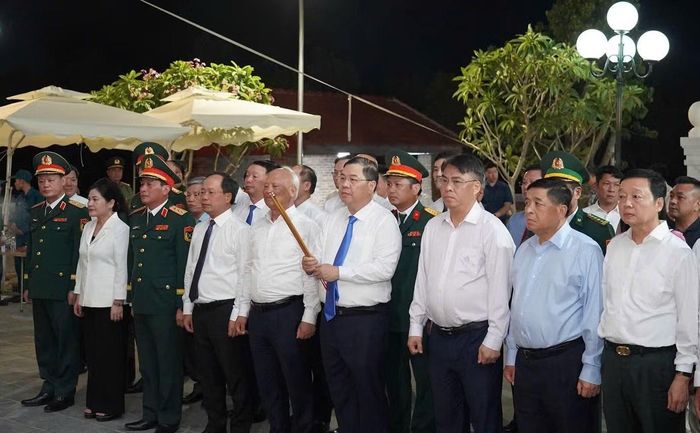 Phó Thủ tướng Thường trực Chính phủ Phạm Gia Túc cùng đoàn đại biểu dâng hương tri ân các liệt sĩ Đại đội Pháo binh 45 Hà Tĩnh.