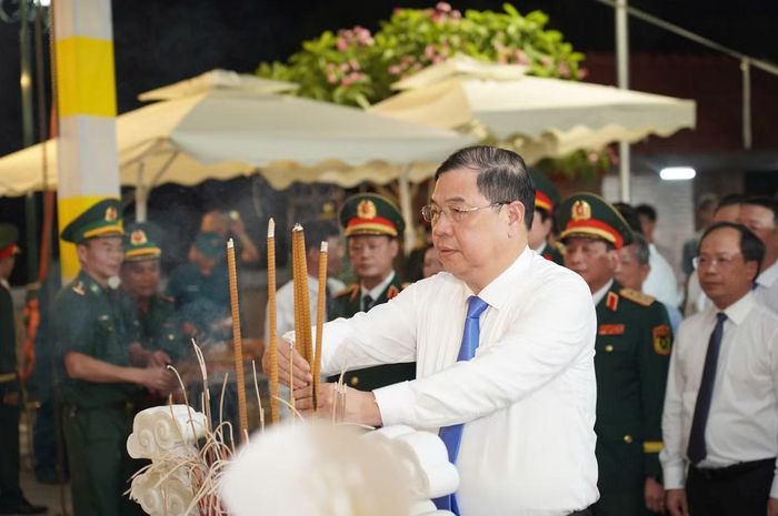 Phó Thủ tướng Thường trực Chính phủ Phạm Gia Túc dâng hương tại Di tích lịch sử Bãi Dừa.