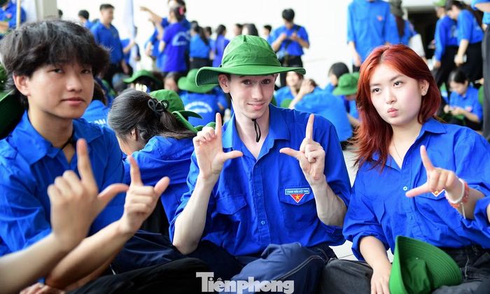 Foster Toby James cùng sinh viên tình nguyện Đại học Hà Nội. Ảnh: Xuân Tùng