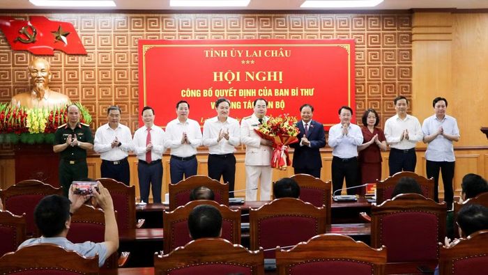 Tập thể Ban Thường vụ Tỉnh ủy Lai Châu chúc mừng Đại tá Bùi Quyết Toán.