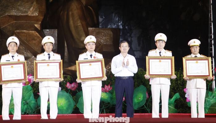 5 cá nhân thuộc lực lượng An ninh Công an tỉnh Bắc Ninh đón nhận Huân chương Chiến công hạng Ba. Ảnh: Nguyễn Thắng.