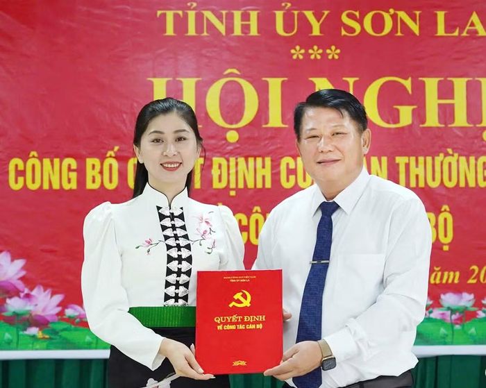 Chị Cầm Thị Huyền Trang nhận quyết định của Ban Thường vụ Tỉnh ủy điều động giữ chức vụ Bí thư Đảng ủy xã Muổi Nọi.