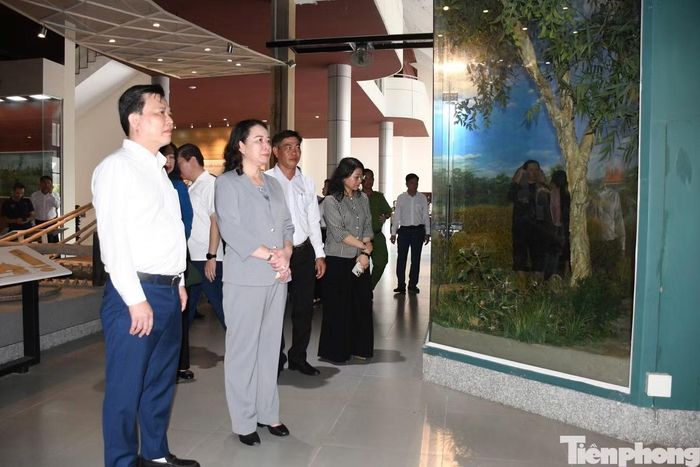 Đoàn công tác nghe giới thiệu về lịch sử hình thành và những giá trị cách mạng của Khu di tích lịch sử cách mạng Bình Thành. (Ảnh: Quang Vinh)