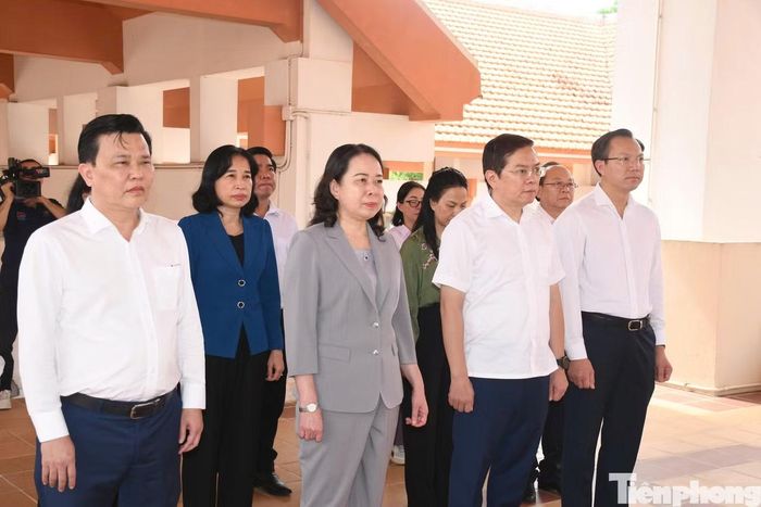 Phó Chủ tịch nước Võ Thị Ánh Xuân dâng hương tưởng niệm các Anh hùng liệt sĩ tại Khu di tích lịch sử cách mạng Bình Thành, tỉnh Tây Ninh. (Ảnh: Quang Vinh)