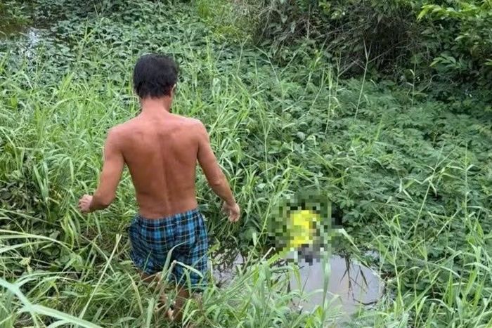 Hiện trường nơi người dân phát hiện người đàn ông tử vong dưới kênh ở xã Mỹ Lộc. Ảnh: Kiên Định