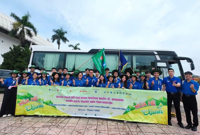 Đội SVTN Trường Quốc tế tại lễ xuất quân. Ảnh: NVCC