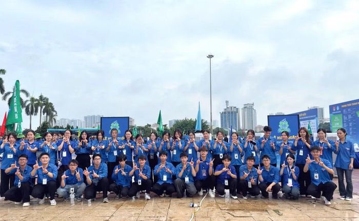 Đội SVTN Liên chi Đoàn Khoa Ngôn ngữ học và Việt Nam học. Ảnh: NVCC