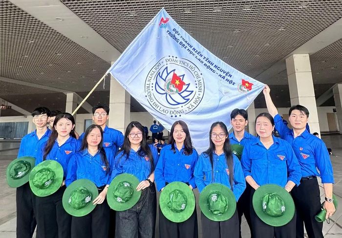 Đội hình “Màu xanh tri ân trên đất lửa Quảng Trị”. Ảnh: NVCC