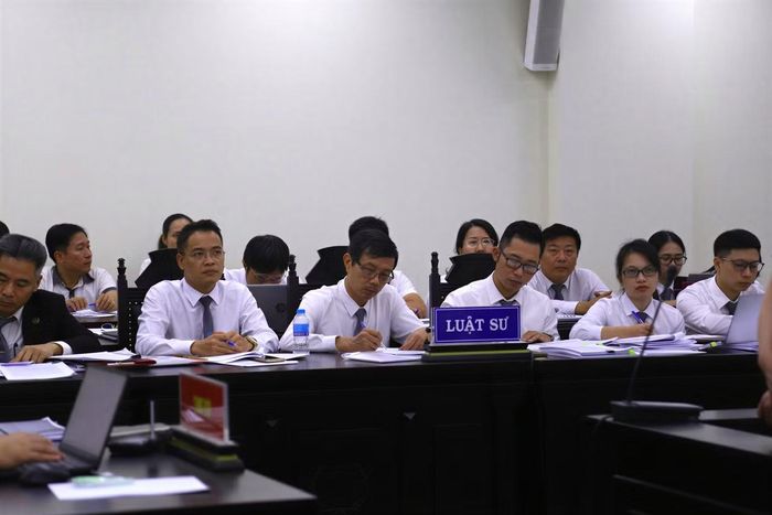 Nhóm luật sư tham gia bào chữa tại phiên tòa.