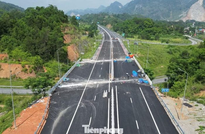 Cao tốc Chi Lăng - Hữu Nghị đoạn qua xã Chi Lăng vẫn đang thi công, hoàn thiện tuyến đường. Ảnh: Trọng Đảng.