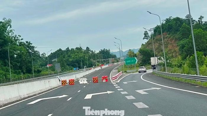 Được yêu cầu thông xe vào 19/5 nhưng hiện cao tốc Chi Lăng - Hữu Nghị đoạn đến TP Lạng Sơn cũ vẫn rào đường, xe phải đi vào QL1 cũ.