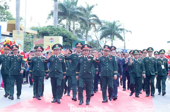 Đại tướng Phan Văn Giang dẫn đầu đoàn đại biểu cấp cao Bộ Quốc phòng Việt Nam đến Cửa khẩu Thanh Thủy (Nghệ An) đón đoàn đại biểu cấp cao Bộ Quốc phòng Lào.