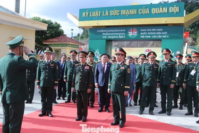 Đoàn đại biểu cấp cao Bộ Quốc phòng hai nước đến thăm, tặng quà Đồn Biên phòng Cửa khẩu Thanh Thủy.