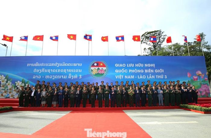 Đoàn đại biểu tham gia chương trình chụp hình lưu niệm tại Cửa khẩu Thanh Thủy.