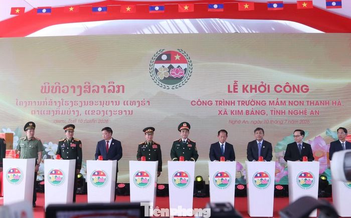 Đoàn đại biểu đến tham dự Lễ khởi công công trình Trường Mầm non Thanh Hà do Bộ Quốc phòng xây tặng địa phương.