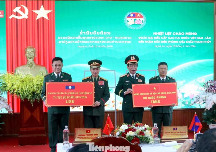 Đại tướng Phan Văn Giang và Đại tướng Khamliang Outhakaysone tặng quà cán bộ, chiến sĩ Đồn Biên phòng cửa khẩu Thanh Thủy.