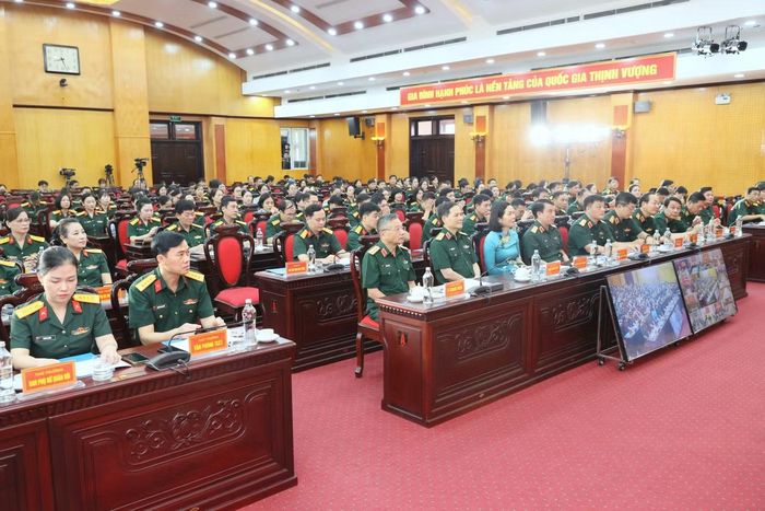 Chương trình được tổ chức theo hình thức trực tiếp kết hợp trực tuyến, kết nối điểm cầu trung tâm tại Hà Nội với gần 70 điểm cầu trong toàn quân.