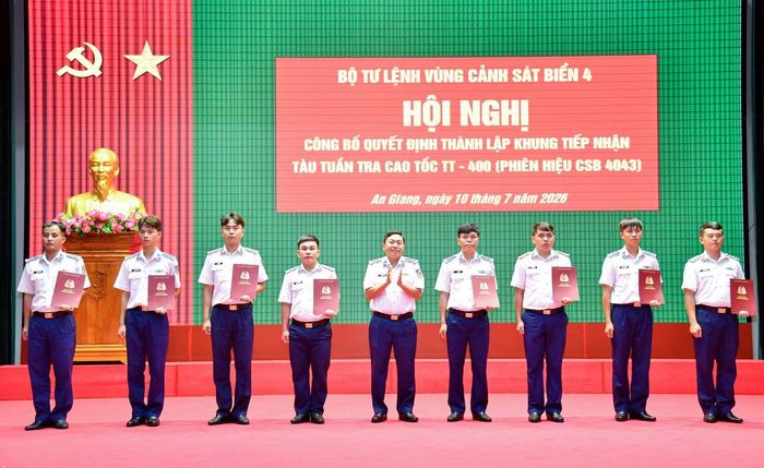 Bộ Tư lệnh Vùng Cảnh sát biển 4 trao các quyết định công tác cán bộ và quân lực cho Khung tàu CSB 4043.