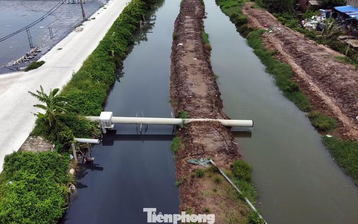 Trao đổi với phóng viên Báo Tiền Phong, ông Phạm Văn Hợp - Trưởng phòng Xây dựng, nông nghiệp và môi trường Đặc khu Cát Hải (Hải Phòng) cho biết, sau khi tiếp nhận thông tin, địa phương đã xuống trực tiếp thực địa, làm việc với người dân và doanh nghiệp xả thải. Hiện Công an thành phố Hải Phòng đã vào cuộc kiểm tra, tìm hiểu, xác minh vụ việc. Trong ảnh: Hệ thống nước thải khu đầm nuôi tôm công nghiệp của Công ty TNHH Sơn Trường trước khi xả ra biển.