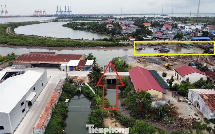 Vị trí cống xả thải của Công ty TNHH Sơn Trường (vùng khoanh đỏ) cách vị trí người dân Phù Long nuôi cá (vùng khoanh vàng) khoảng 30-50m. Ghi nhận của phóng viên Báo Tiền Phong cho thấy, khu vực cống xả này hiện không còn màu đen, bọt trắng, nhưng nước có màu xanh thẫm khác biệt màu nước sông Phù Long kế bên.