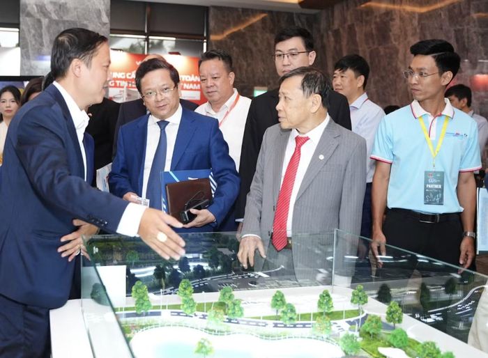 Các đại biểu thăm các gian hàng các khu công nghiệp.