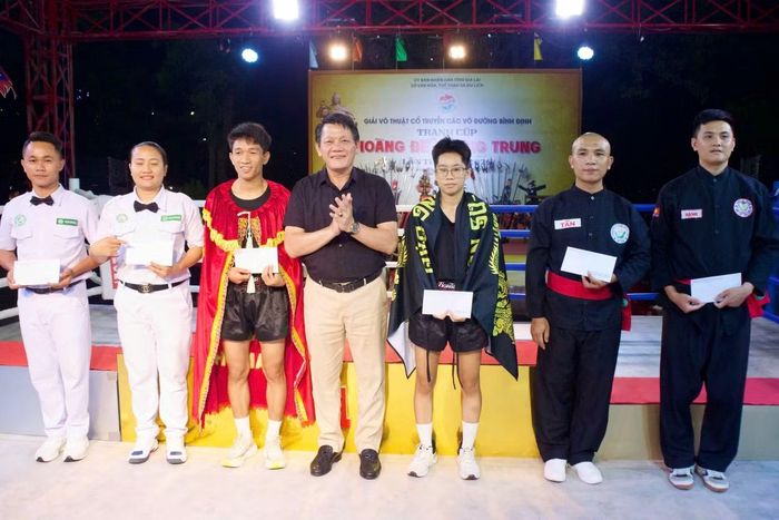 Ban Tổ chức trao thưởng cho các trọng tài, VĐV và huấn luyện viên xuất sắc.