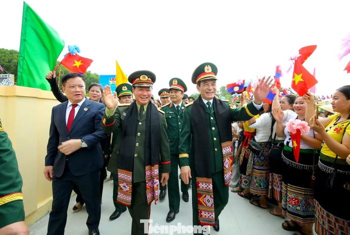 Chuỗi hoạt động trong Chương trình Giao lưu hữu nghị Quốc phòng biên giới Việt Nam - Lào lần thứ III không chỉ góp phần làm sâu sắc hơn quan hệ hợp tác quốc phòng giữa quân đội hai nước mà còn lan tỏa mạnh mẽ tinh thần đoàn kết, gắn bó giữa nhân dân hai bên biên giới. (Ảnh: Khánh Toàn).