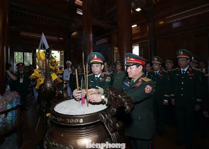 Đại tướng Phan Văn Giang và Đại tướng Khamliang Outhakaysone dâng hương tưởng niệm Chủ tịch Hồ Chí Minh. (Ảnh: Khánh Toàn).