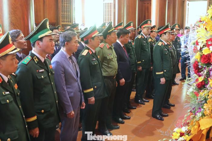 Trong khuôn khổ chương trình, đoàn đại biểu cấp cao Bộ Quốc phòng hai nước đã đến dâng hoa, dâng hương tưởng niệm Chủ tịch Hồ Chí Minh tại Khu Di tích Quốc gia đặc biệt Kim Liên.