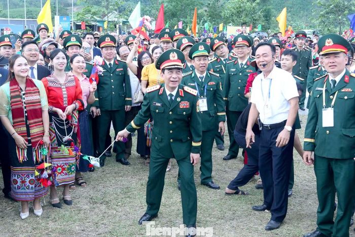 Trong tiếng reo hò cổ vũ của đông đảo bà con, Đại tướng Phan Văn Giang và Đại tướng Khamliang Outhakaysone cùng tham gia trò chơi ném còn - nét đẹp văn hóa truyền thống của đồng bào dân tộc Thái vùng Tây Nghệ An.