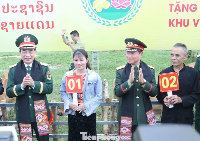 Cũng tại Nhà văn hóa thôn Thủy Phong, Đại tướng Phan Văn Giang và Đại tướng Khamliang Outhakaysone đã trao tặng đến các hộ dân có hoàn cảnh khó khăn khu vực biên giới những con bò giống khỏe mạnh. Những phần quà thiết thực không chỉ góp phần hỗ trợ sinh kế mà còn tiếp thêm động lực để người dân vươn lên phát triển kinh tế, ổn định cuộc sống, chung tay xây dựng khu vực biên giới ngày càng giàu mạnh.