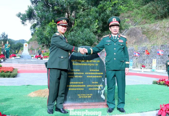 Trong không khí thắm tình hữu nghị, hai Bộ trưởng cùng đoàn đại biểu Bộ Quốc phòng hai nước thực hiện nghi thức trồng cây hữu nghị tại khuôn viên Cột mốc 460. Cây xanh được vun trồng không chỉ lưu dấu chuyến giao lưu mà còn gửi gắm niềm tin về mối quan hệ đoàn kết đặc biệt Việt Nam - Lào sẽ tiếp tục đơm hoa, kết trái bền vững qua các thế hệ.