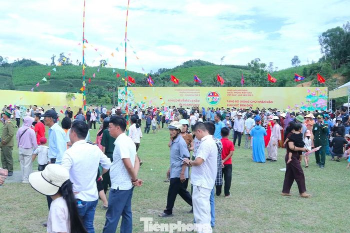 Trong ngày hội lớn, khu vực sân vận động và Nhà văn hóa thôn Thủy Phong được trang hoàng cờ hoa rực rỡ, rộn ràng tiếng cười nói của bà con nhân dân. Những bộ trang phục truyền thống đầy màu sắc, những gian hàng trưng bày sản vật địa phương, tiếng cồng chiêng hòa cùng điệu múa Lamvong, điệu nhảy sạp đã tạo nên không gian lễ hội đậm đà bản sắc văn hóa.